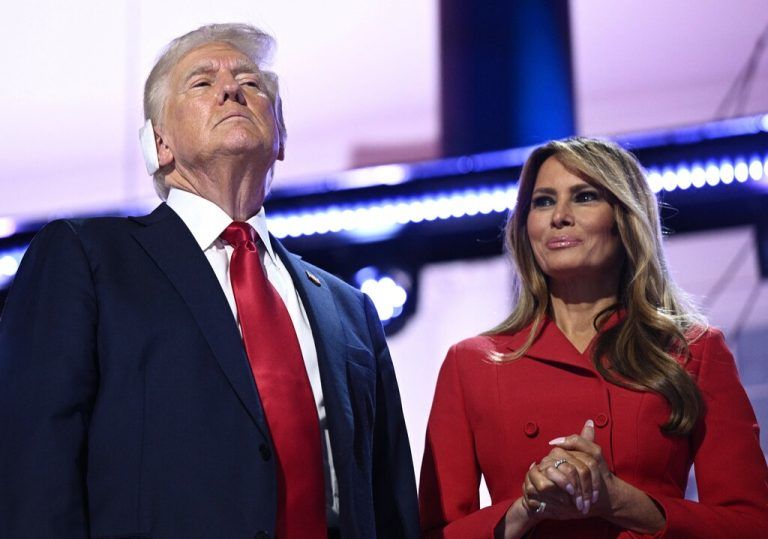 Melania Trump befeuert vor dem Duell die Gerüchteküche.⇒APA/AFP/SMIALOWSKI