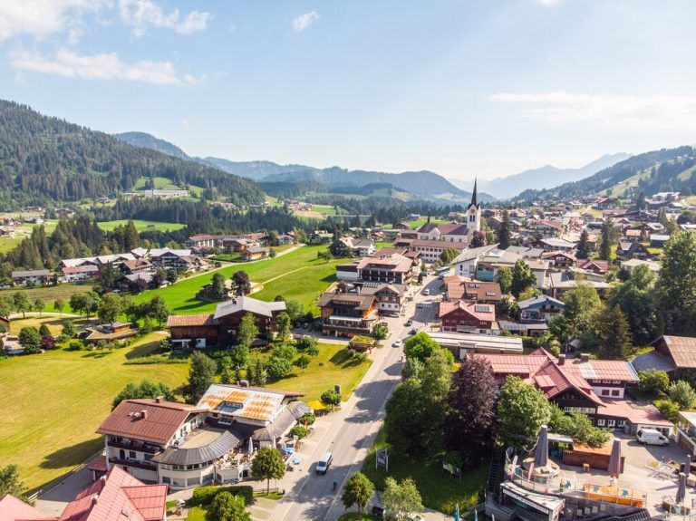 Nur rund die Hälfte der über 16-Jährigen im Kleinwalsertal (im Bild Riezlern) ist in Österreich wahlberechtigt. ⇒Klaus Hartinger