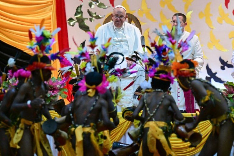 Papst Franziskus beim Besuch in Port Moresby. ⇒ afp/tiziana fabi