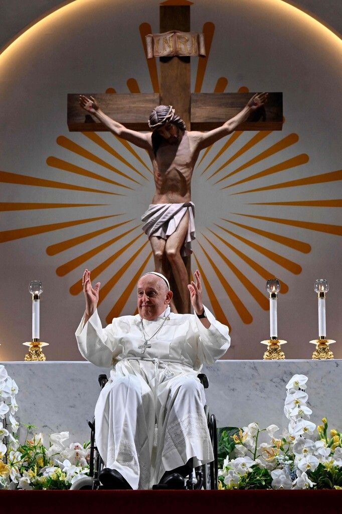 Papst Franziskus hielt eine Messe im Nationalstadion von Singapur ab.⇒APA/AFP/VATICAN MEDIA/SIMONE RISOLUTI
