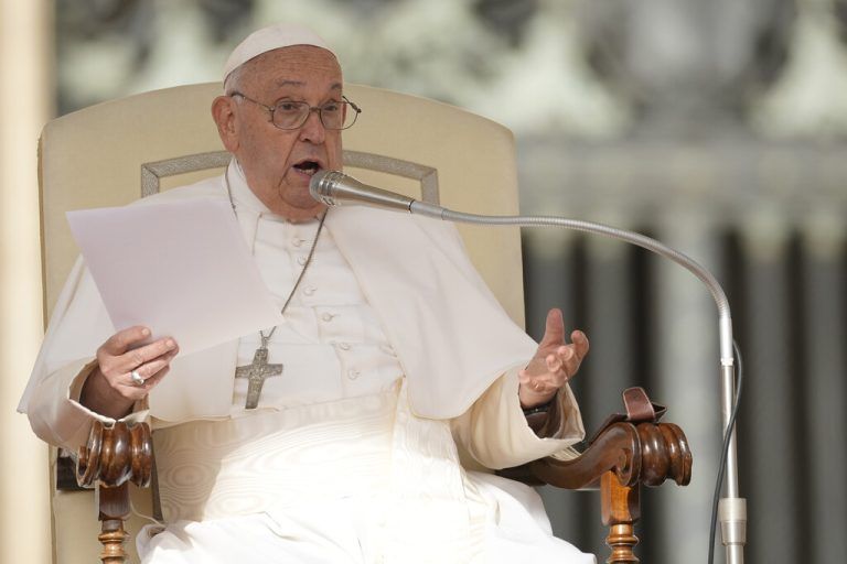 Papst Franziskus rief dazu auf, nicht nur in schweren Zeiten zusammenzustehen.⇒AP