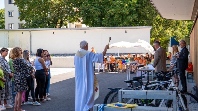 Pfarrer Paul Burtscher segnete das Kinderhaus.⇒gemiende lochau