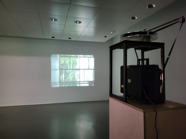 Philipp Fleischmann im Dock 20 mit seinen Arbeiten „One.Two.Seven“, 2024 und „Untitled (34bsp)“, 2021 (l.).⇒Sieglinde Wöhrer (3)