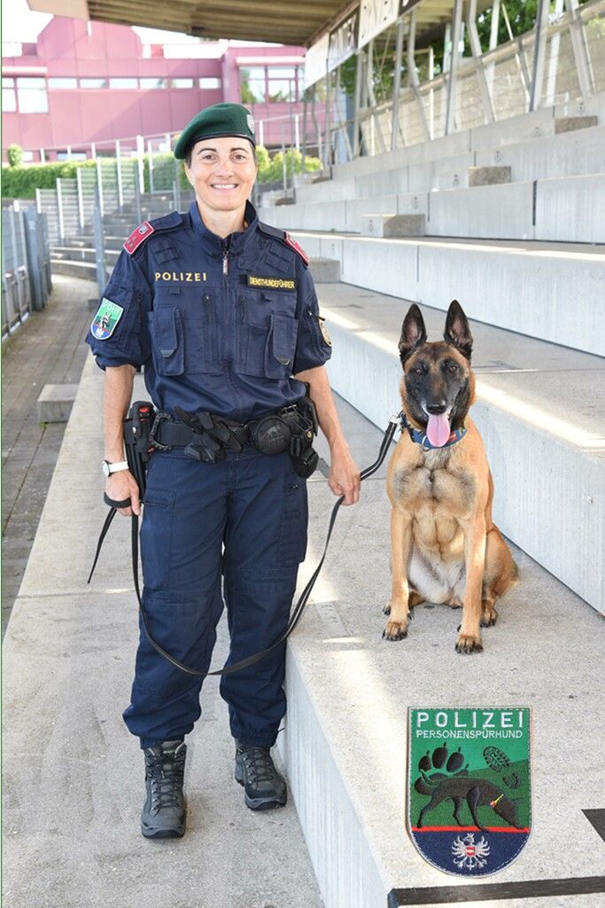 Polizei-Diensthündin „Safira“ mit Diensthundeführerin.⇒lpdv