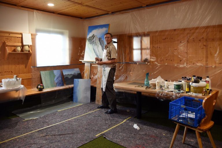 Roland Haas (oben) und mit den teilnehmenden Künstlerinnen und Künstlern im SilvrettAtelier Montafon.⇒Roland Haas (4)