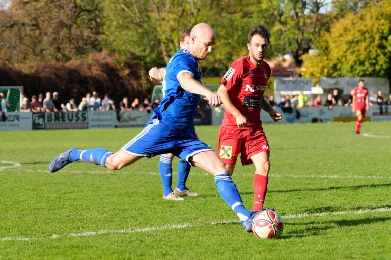 Routinier Mario Bolter (l.) und der SC Röthis duellieren sich morgen mit dem FC Lauterach. Es geht um die rote Laterne in der Regionalliga West.⇒Carsten Harz