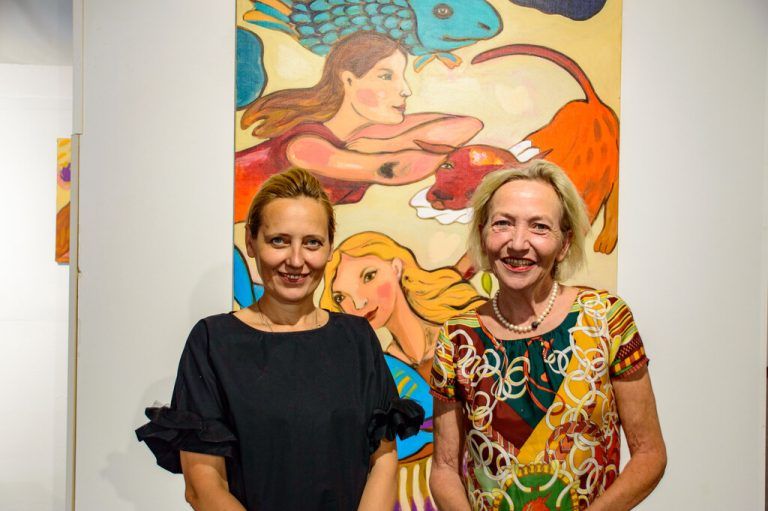 Rūta Jusionytė (l.) mit der Galeristin Sylvia Janschek. Die Skulpturen zeigen phantastische Mensch-Tier-Wesen.⇒Janschek/ Jusionytė
