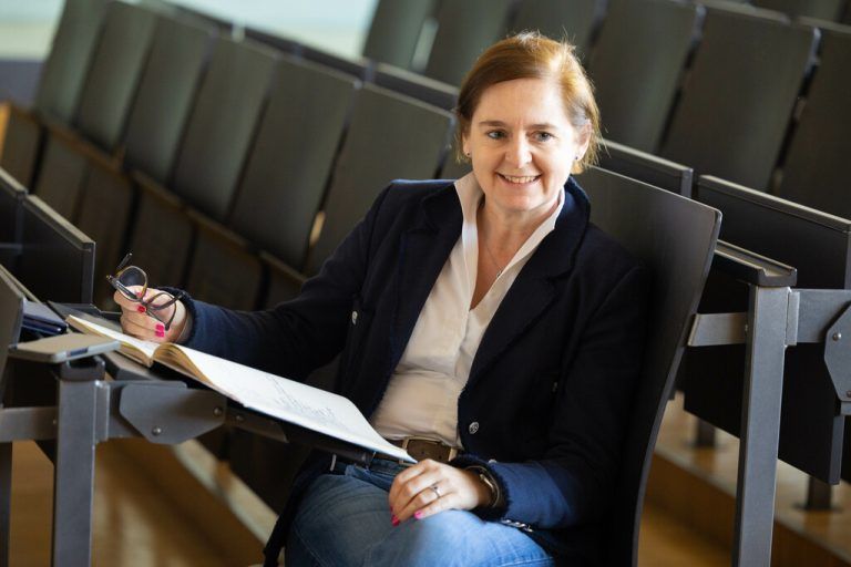 Starke Frau an der Spitze: Regine Kadgien übernimmt das Ruder an der FH.Hartinger