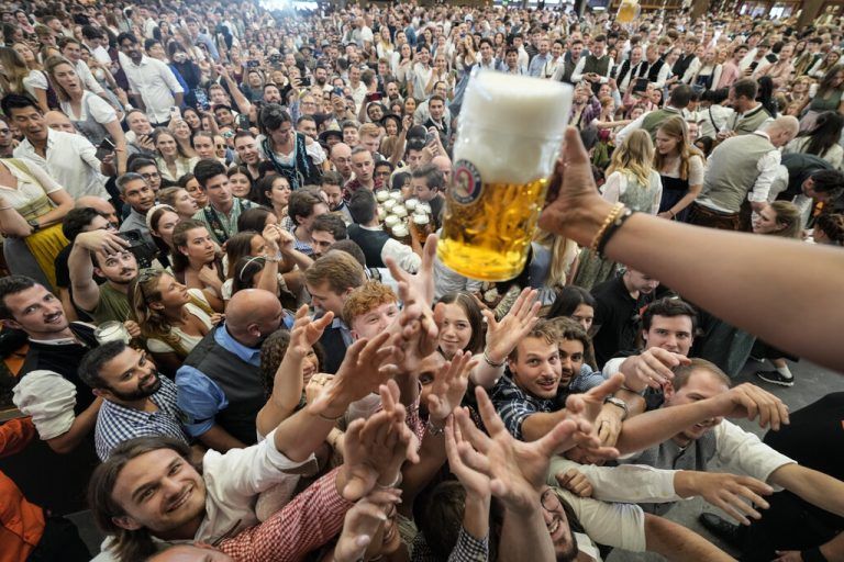 Trotz erneut gestiegener Bierpreise werden wieder Millionen Besucher erwartet.⇒AP