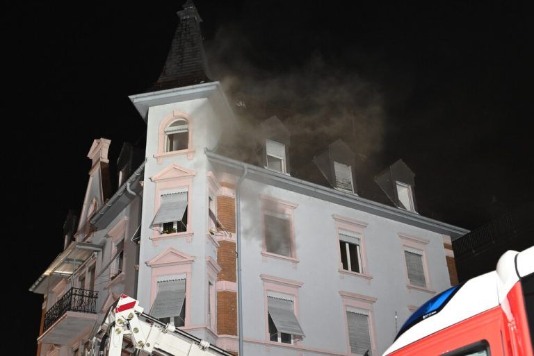 Warum der Brand in diesem Mehrfamilienhaus ausbrach, ist Gegenstand der Ermittlungen.⇒kantonspolizei st gallen (2)