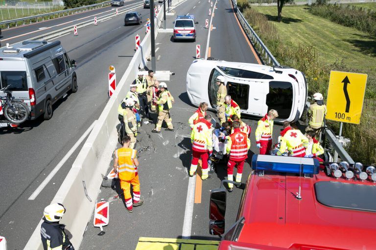 Wegen des umgestürzten Pkw musste die rechte Fahrspur gesperrt werden. Stau und Verkehrschaos waren die Folge. Mathis