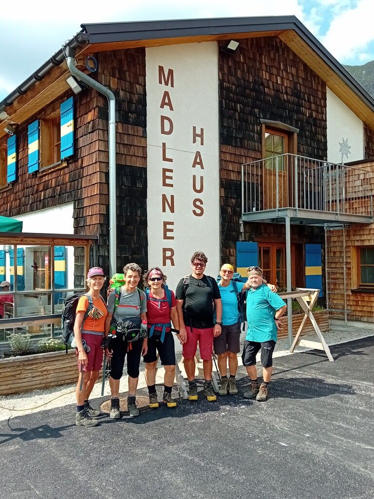 Ziel erreicht: Die Wanderfreunde vor dem Madlenerhaus.⇒