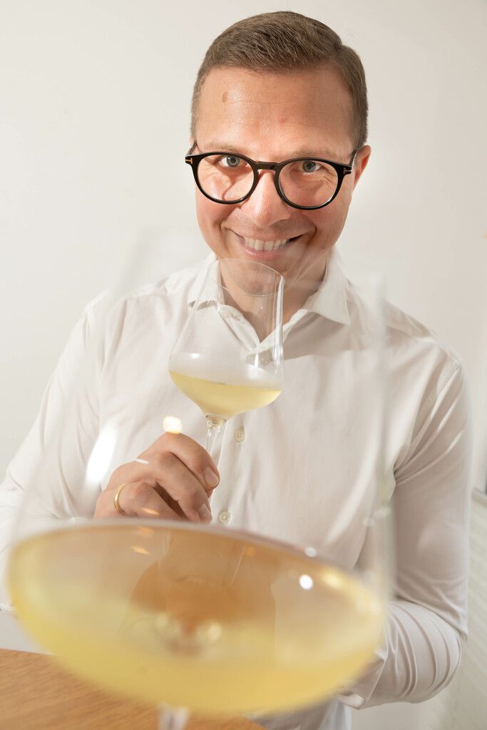 Am liebsten trinkt Fabian Mennel einen Chardonnay-Weißwein aus dem Burgund. ⇒klaus hartinger