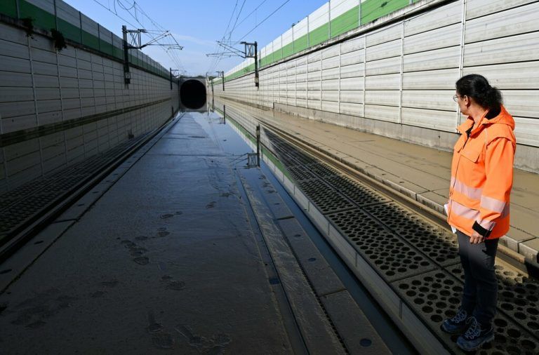 Am meisten Schaden auf der neuen Weststrecke erlitt der Tunnel Atzenbrugg bei Tulln, hier das Ostportal kurz nach dem Hochwasser. ⇒APA