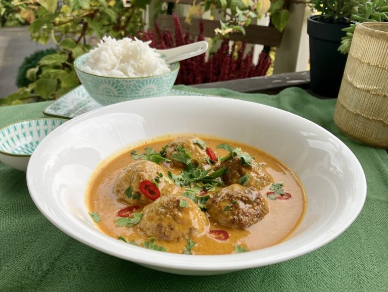 Aromatisches Hackbällchen-Curry – in würziger Kokos-Curry-Sauce, serviert mit duftendem Basmatireis und frischen Kräutern.⇒Ulrike Hagen