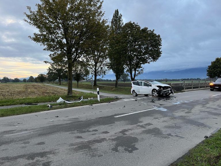 Autos kollidierten, Lenkerinnen verletzt. ⇒kapo st. Gallen