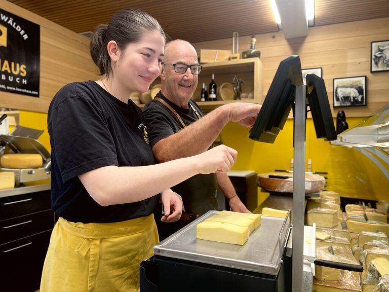 Berufsausbildungsassistenz trägt Früchte: Leonie ist beim Bregenzerwälder Käsehaus in Andelsbuch angestellt, absolvierte erfolgreich eine verlängerbare Lehre zur Einzelhandelskauffrau und hat diese im Juli 2024 abgeschlossen. Unser Foto zeigt Leonie mit ihrem Chef Hubert Peter. ⇒bfb