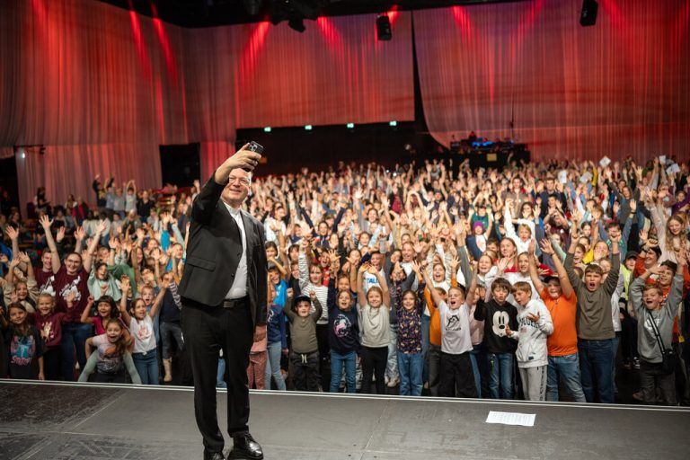 Bischof Elbs und die begeisterten jungen Helfer. ⇒Haller
