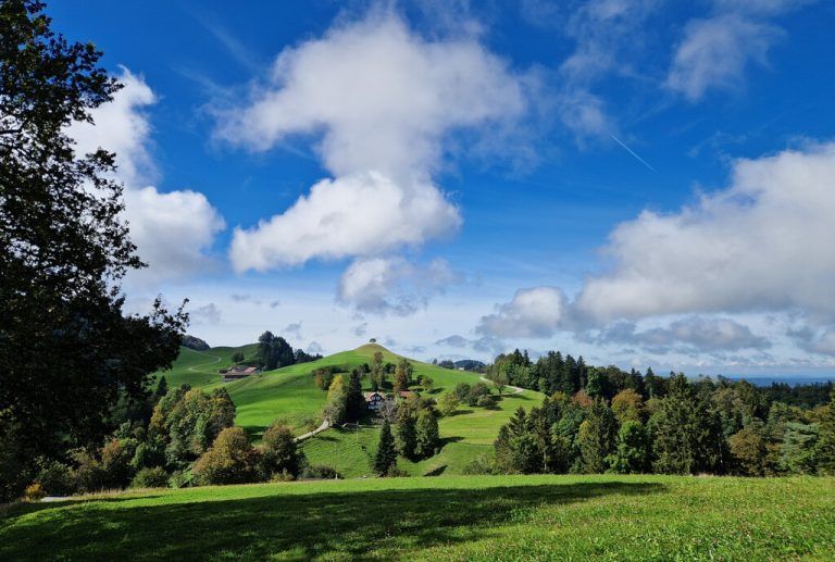 Das hügelige „Tannzapfenland“ bei Allenwinden (rechts), in der kleinen Klosterbrauerei (oben).⇒Vylet (4)