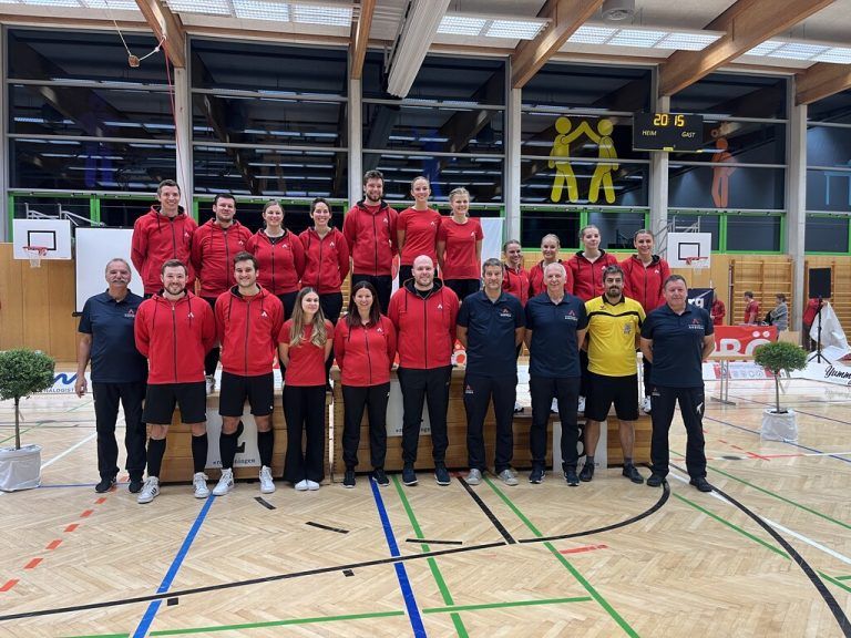 Das österreichische Team vor der Abreise zur Hallenradsport-Weltmeisterschaft 2024 in Bremen.⇒Verband