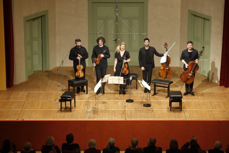 Das Pavel Haas Quartett: Šimon Truszka (l.), Marek Zwiebel, Veronika Jarúšková und Peter Jarúšek (r.). Links von ihm der VorarlbergerCellist Kian Soltani.⇒Schubertiade