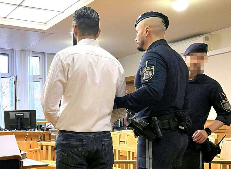 Der Vater wurde nach der Urteilsverkündung aus der Haft entlassen. ⇒Apa