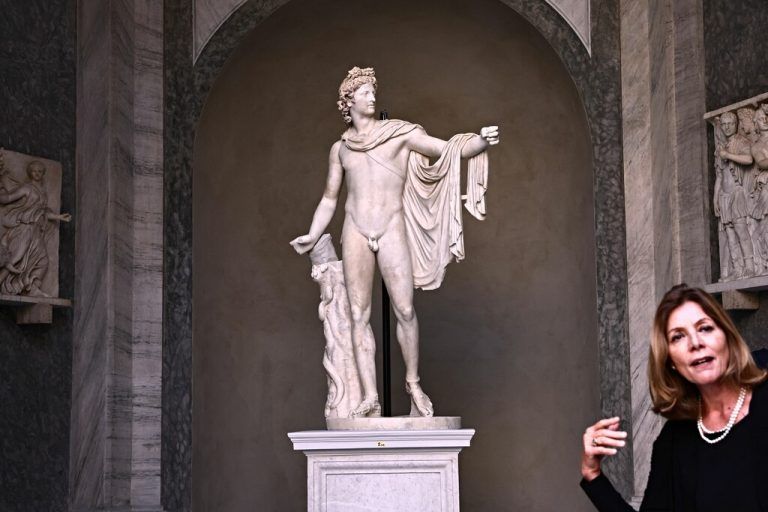 Die Direktorin der Vatikanischen Museen Barbara Jatta präsentiert den restaurierten „Apollo Belvedere“. ⇒AFP/ Andreas SOLARO