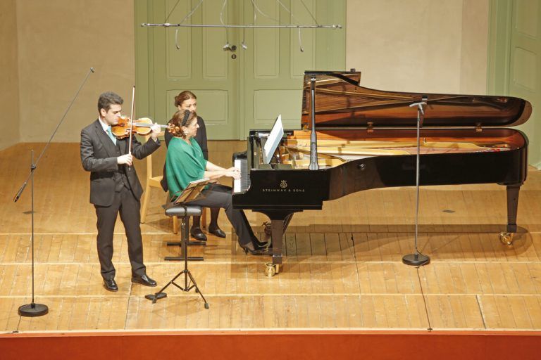 Die Pianistin Elena Bashkirova und ihr Sohn Michael Barenboim an der Geige. ⇒Schubertiade