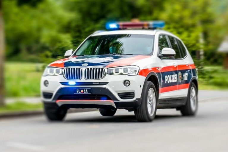 Die Polizei fahndete nach dem Verdächtigen.⇒llp