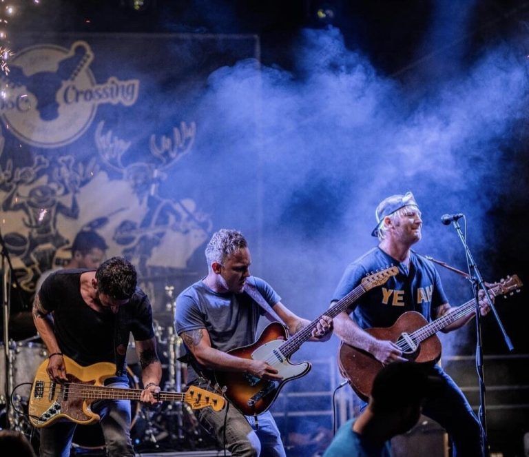 Die Rocker von „Moos Crossing“ teilen sich am Freitag die Bühne mit „Welcome“. Sie bringen gute Laune für einen guten Zweck.⇒Moose Crossing