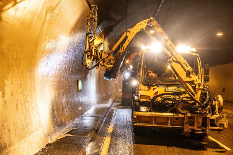 Die Tunnelbürste (r.) befreit die Wände vom Schmutz, der sich – im Bild links ersichtich – auch an den Türen zu den Notfallnischen ablagert.⇒