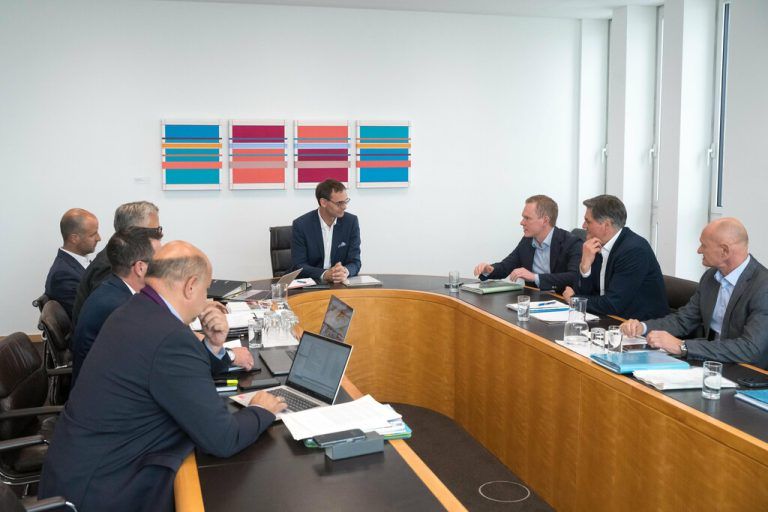Die Verhandlungsteams der Volkspartei und Freiheitlichen trafen sich am Montag zu Koalitionsverhandlungen. Bis nach Allerheiligen soll alles unter Dach und Fach sein.⇒Paulitsch