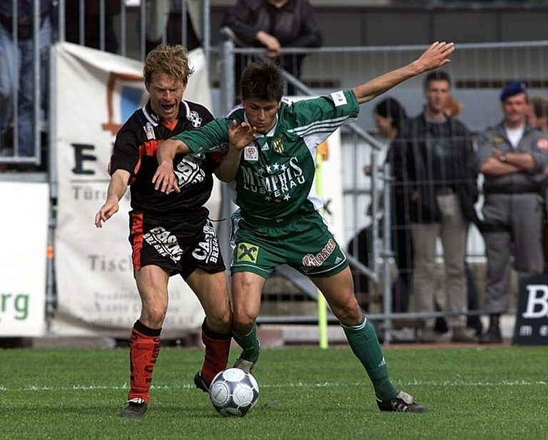 Ein Bild vom Spiel SW Bregenz gegen Austria Lustenau am 29. April 2000. Zu sehen sind Erik Regtop (l.) und Patrick Jovanovic (r.).⇒Stiplovsek