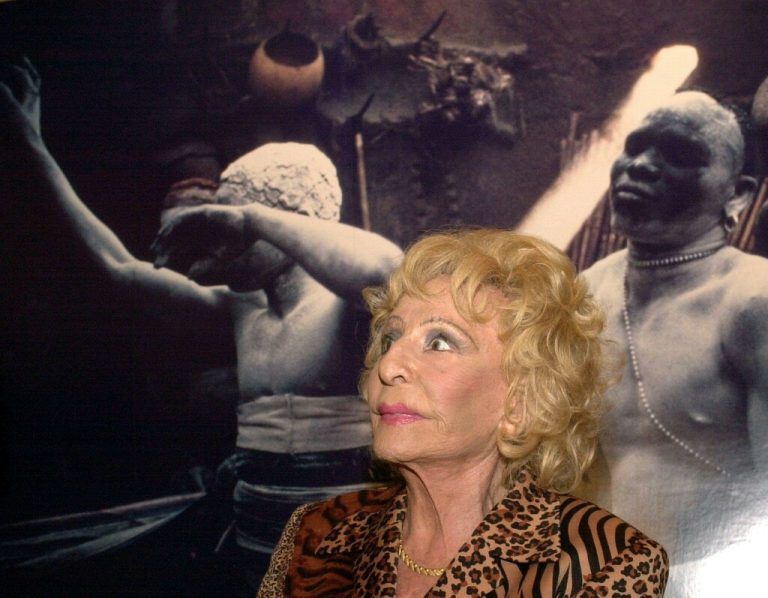 Ein Jahr vor ihrem Tod 2003 besuchte Riefenstahl ihre in Seville ausgestellten Fotografien der Nuba. ⇒EFE/Munoz
