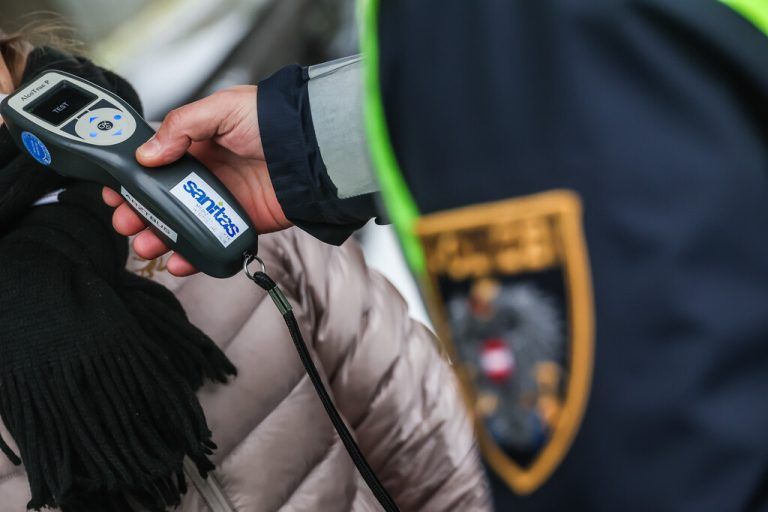 Eine Atemalkoholprüfung, durchgeführt von der Polizei. ⇒steurer