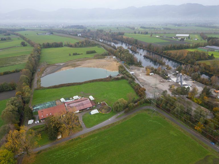 Eine Drohnenaufnahme des bestehenden Abbaugebiets. Im Hintergrund kann man die Fläche ausmachen, auf der das zweite, noch in Planung befindliche Abbauprojekt durchgeführt werden soll.