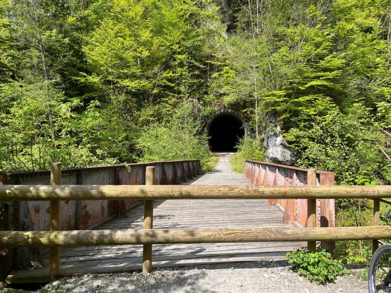 Einst fuhr die Wälderbahn durch das Achtal. ⇒hartinger