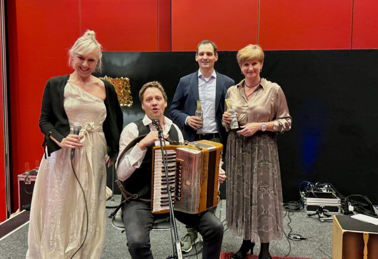 Es ist eröffnet: Petra Fiel, Philipp Lingg, Julian Fässler, Sabine Tichy-Treimel (v.l.).⇒privat (7)