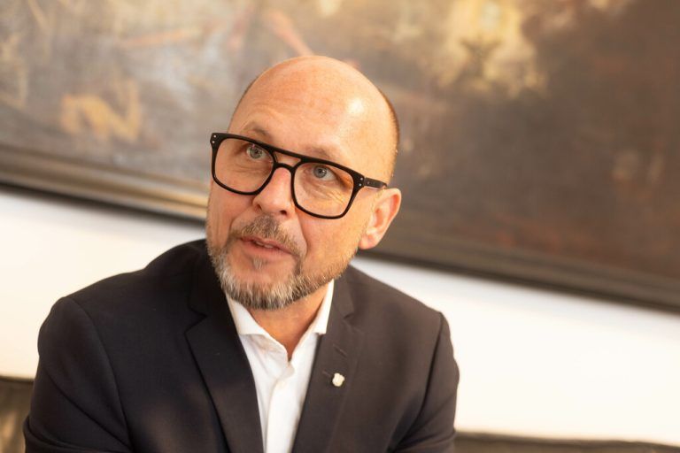 Bürgermeister Michael Ritsch und der Stein des Anstoßes, eine Visualisierung zu Bregenz-Mitte.⇒Hartinger, Privat