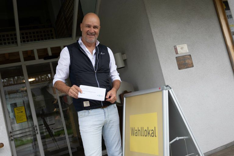 Bild links: Spitzenkandidat Chris Alge bei der Stimmenabgabe.⇒Hartinger (3), KPÖ, WIR