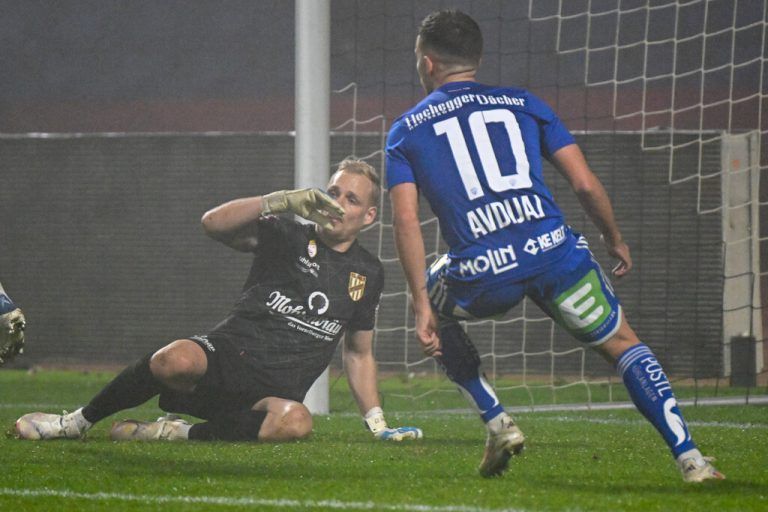 Für Domenik Schierl (l.) gab es bei den Gegentreffern nichts zu halten. Für Coach Martin Brenner (unten) war die Niederlage eine Art „Befreiung“.