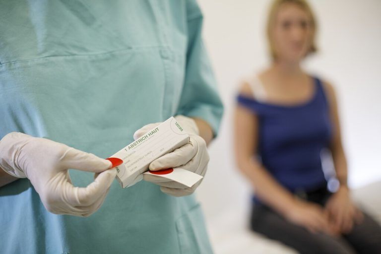 Gewaltambulanzen sind für die Beweis­sicherung bei Gewalt­opfern essenziell.