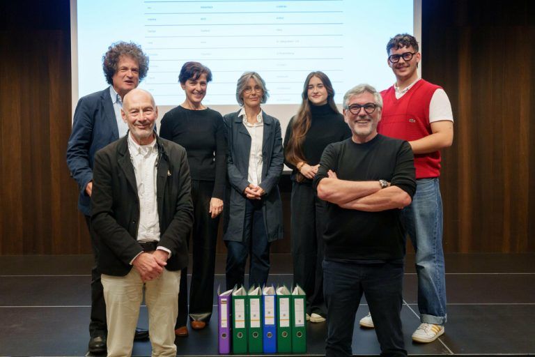 Hanno Loewy, Roland Gnaiger, Brigitte Walk, Carmen Feuchtner, Sigi Ramoser (v.l.) sowie zwei Schülervertreter. ⇒Dietmar Stiplovsek