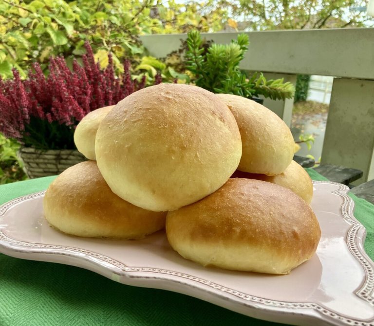 Hausgemachte Brioche-Burgerbrötchen – einfach zu backen und ein Genuss für die ganze Familie.⇒Ulrike Hagen