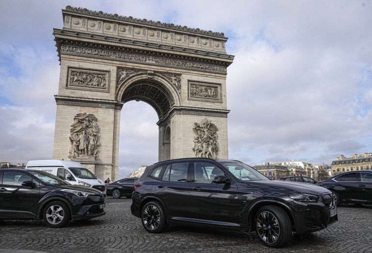 Hohe SUV-Dichte, auch vor dem Triumphbogen im Zentrum von Paris.⇒ap