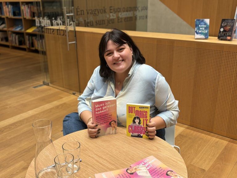 In der Stadtbibliothek Dornbirn sind die Reihen vollbesetzt, als das Publikum gespannt Reichls Vortrag lauscht.⇒Schallert/Stadtbibliothek Dornbirn (2)