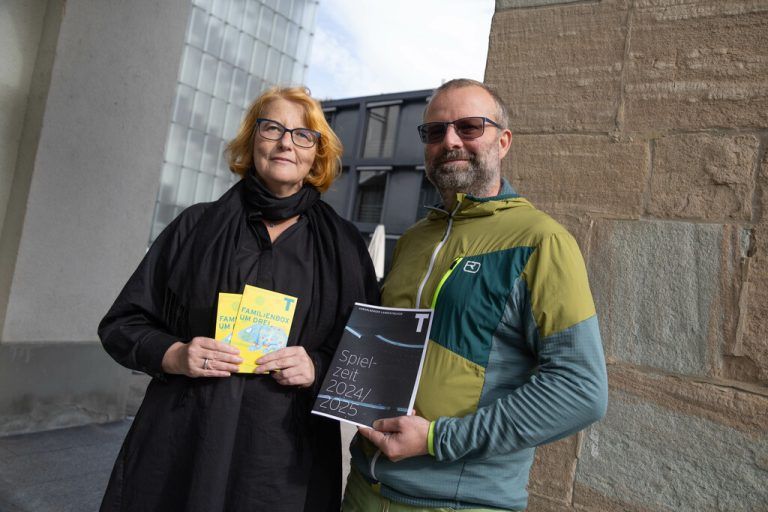 Intendantin Stephanie Gräve und der leitende Theaterpädagoge Michael Schiemer präsentierten die neuen Angebote.⇒hartinger