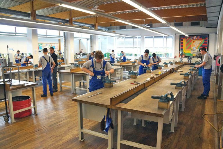 Lehrlinge im Ausbildungszentrum Vorarlberg: Neue Chancen für junge Menschen auf dem Weg in den Arbeitsmarkt.⇒Archiv