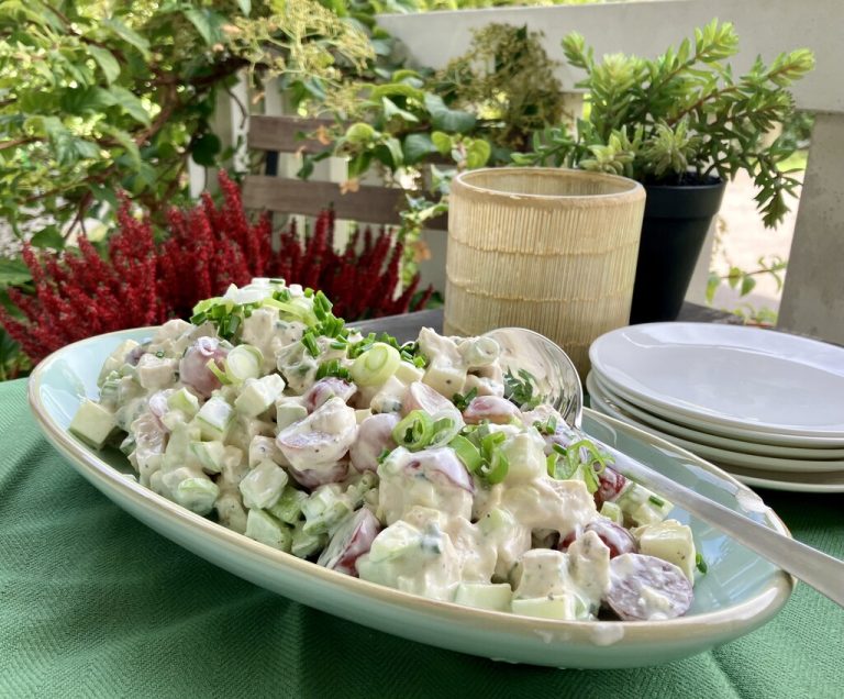 Leicht und lecker: Geflügelsalat mit knackigen Äpfeln und saftigen Trauben – ein Highlight für jeden Anlass.⇒Ulrike Hagen
