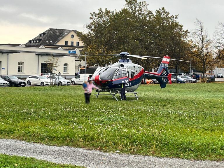 Neben einigen Polizeidienstfahrzeugen war bei der Fahndung nach dem Mann auch ein Hubschrauber im Einsatz. ⇒Vol-live/Meusburger (2)